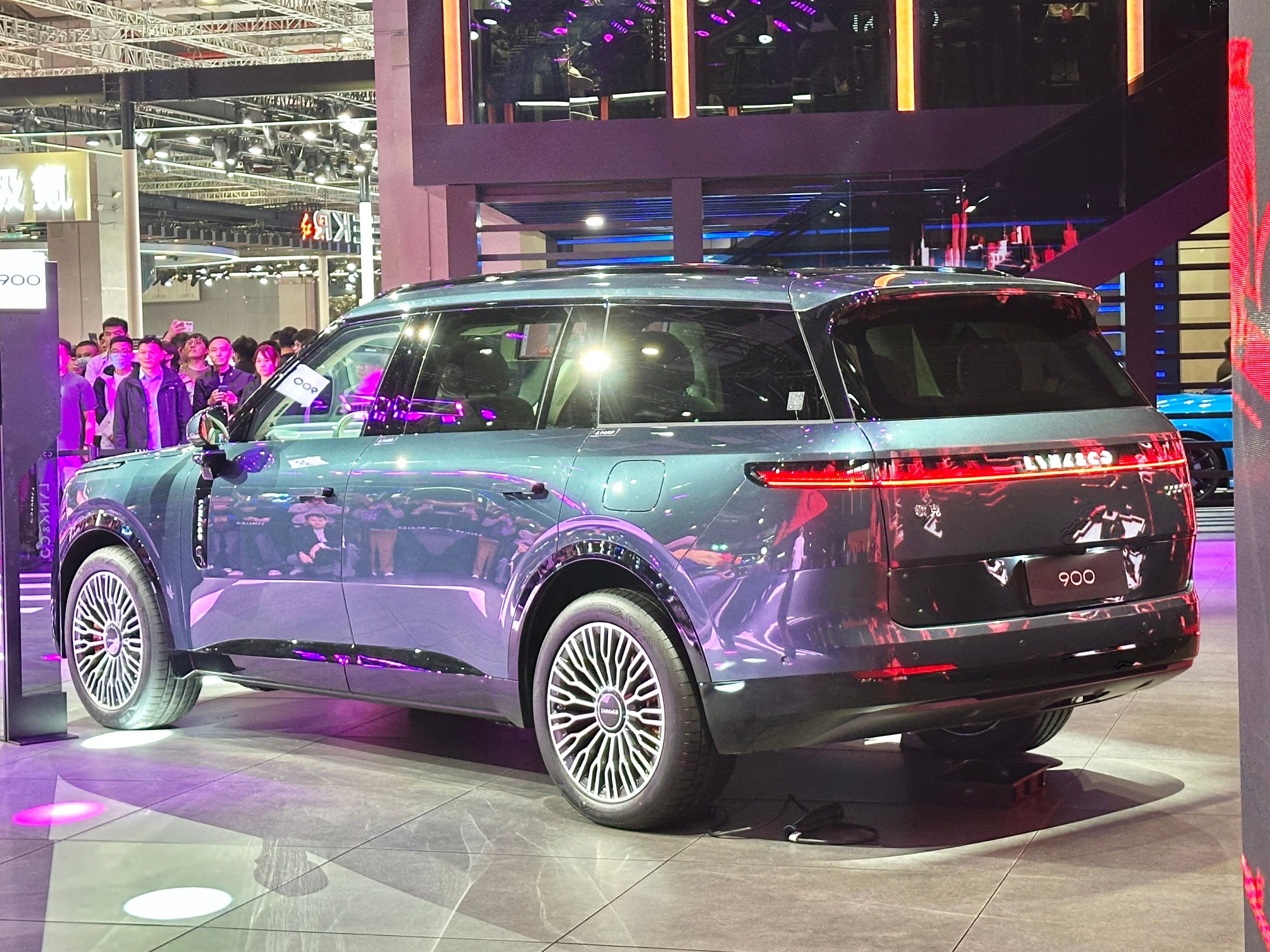 Flagship six-seat SUV sourcing